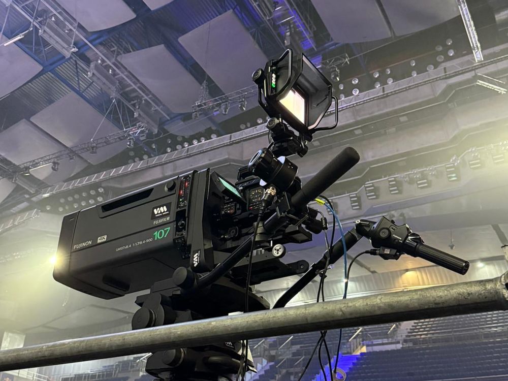 Cámara broadcast con óptica Fujinon 4K en una posición de realización multicámara en un pabellón
