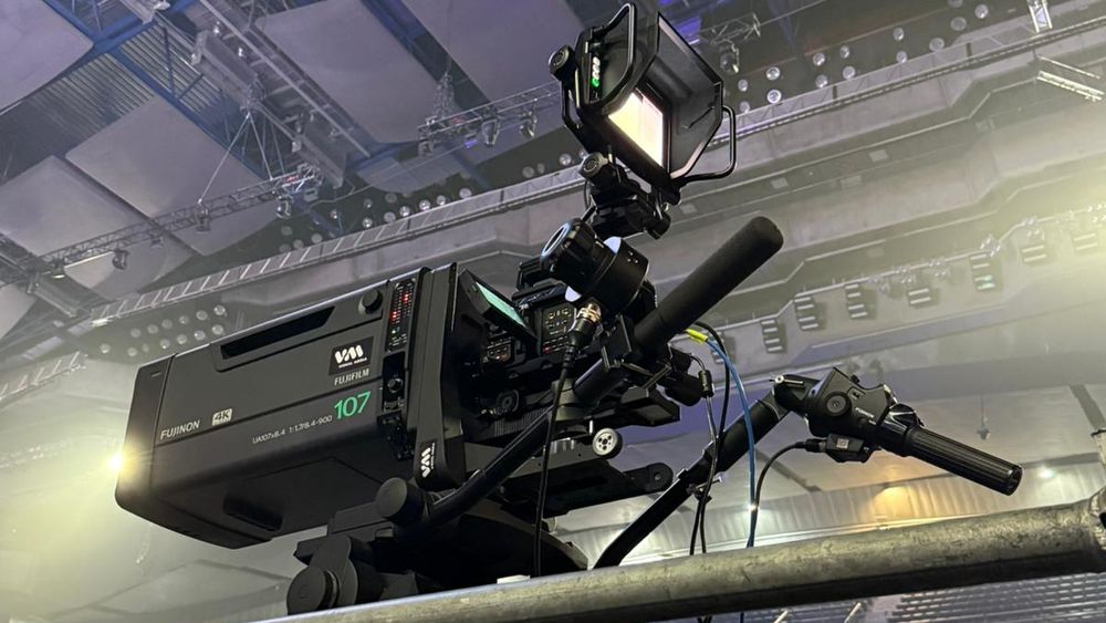 Cámara broadcast con óptica Fujinon 4K en una posición de realización multicámara en un pabellón