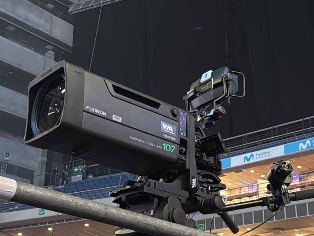 Cámara broadcast con óptica Fujinon UA107 4K en una posición fija del Movistar Arena