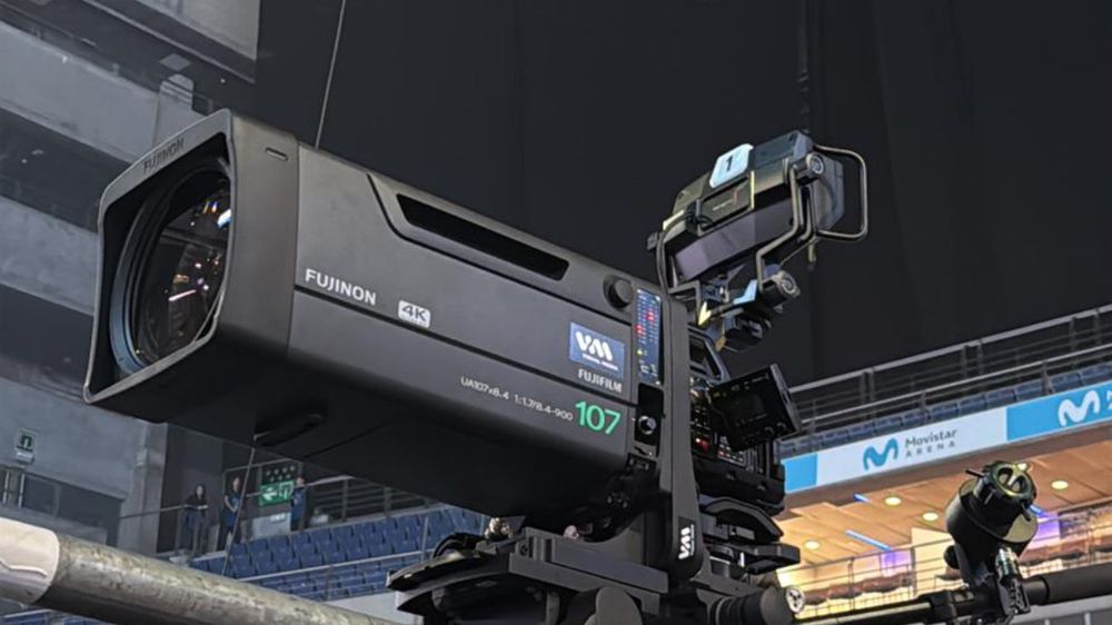 Cámara broadcast con óptica Fujinon UA107 4K en una posición fija del Movistar Arena