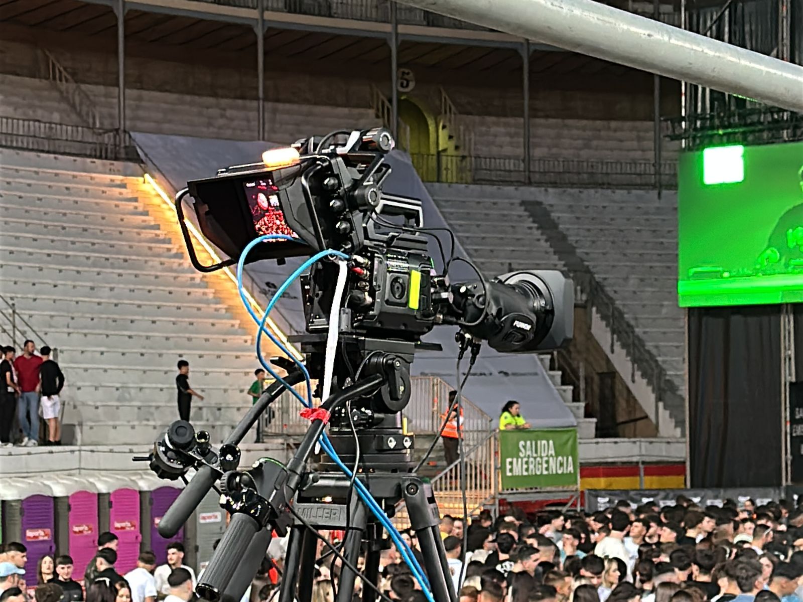 Cámara broadcast realizando un concierto en una plaza de toros con el público en la pista