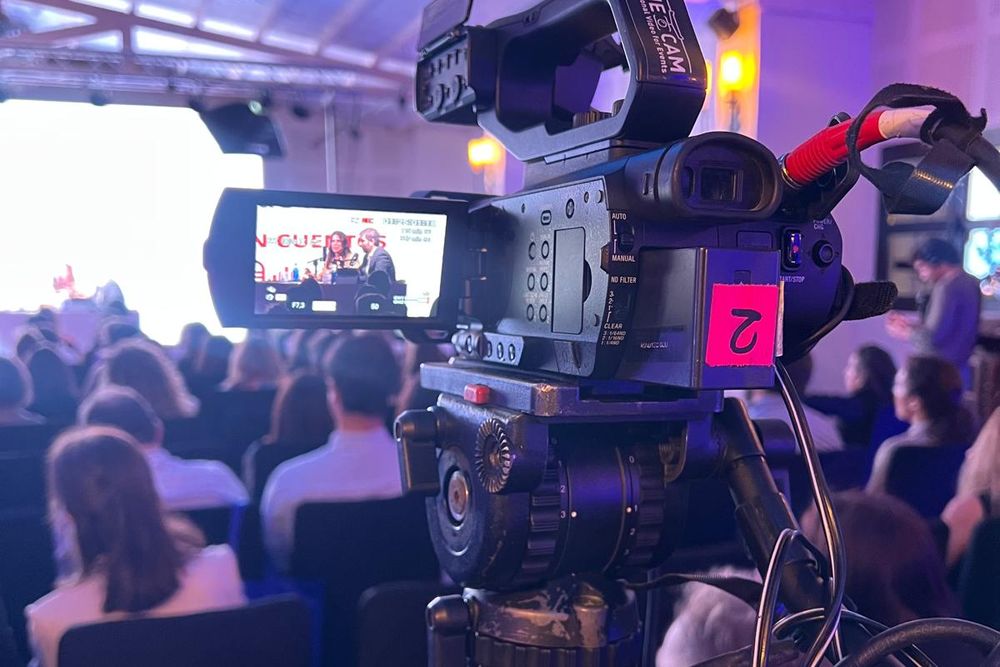 Realización de un congreso con ponente en escenario y cámaras broadcast en sala