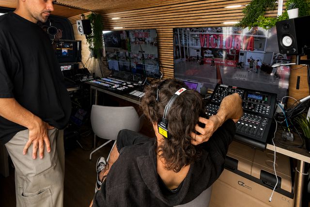 Unidad móvil broadcast con el control de realización montado durante un evento en directo