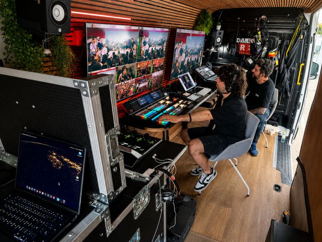 Control de realización de la unidad móvil con mezclador ATEM, multiviewer y monitores de programa